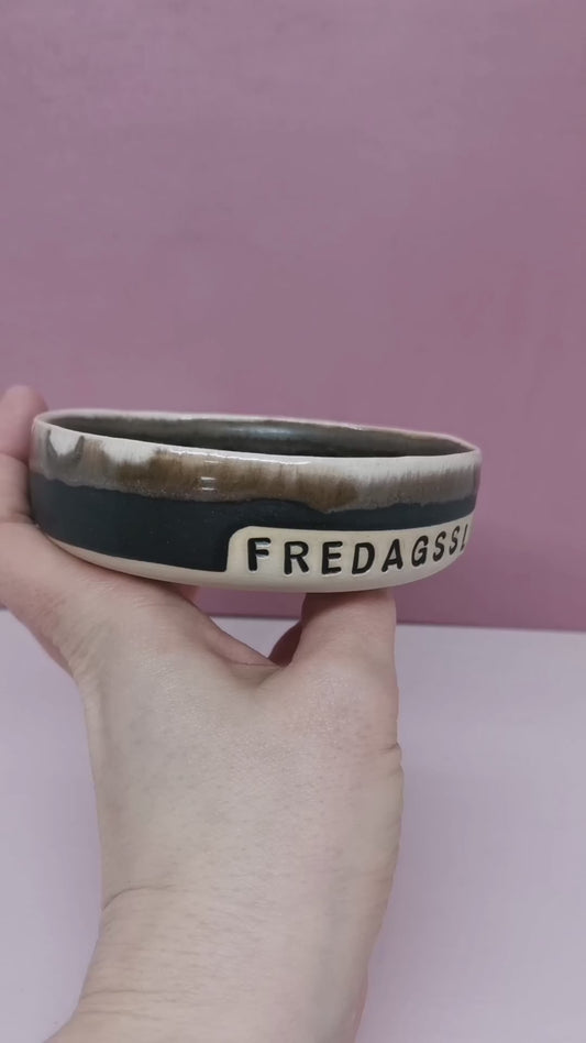 Slikskål med tekst "Fredagsslik"
